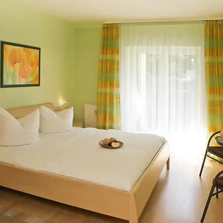 Laura 102 Kuehlungsborn