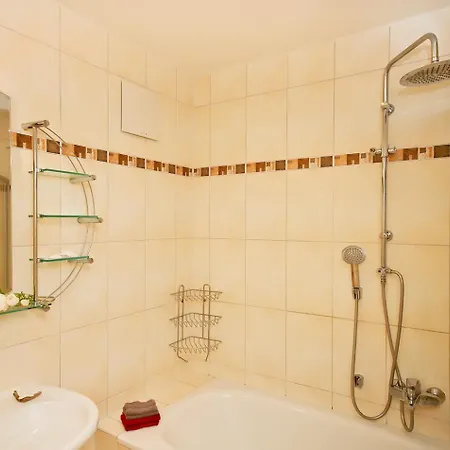 Laura 102 Kuehlungsborn